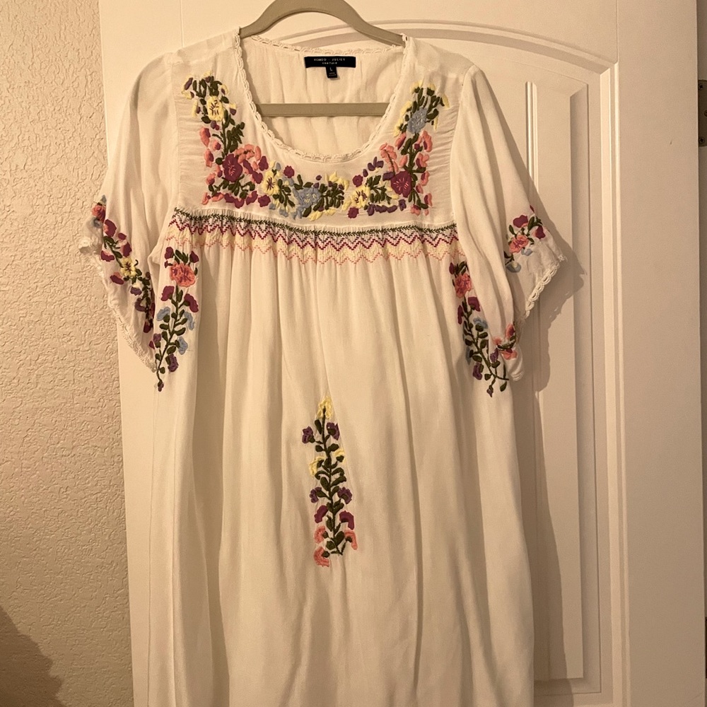 Romeo and Juliet Couture White Embroidered Dress Size Large
